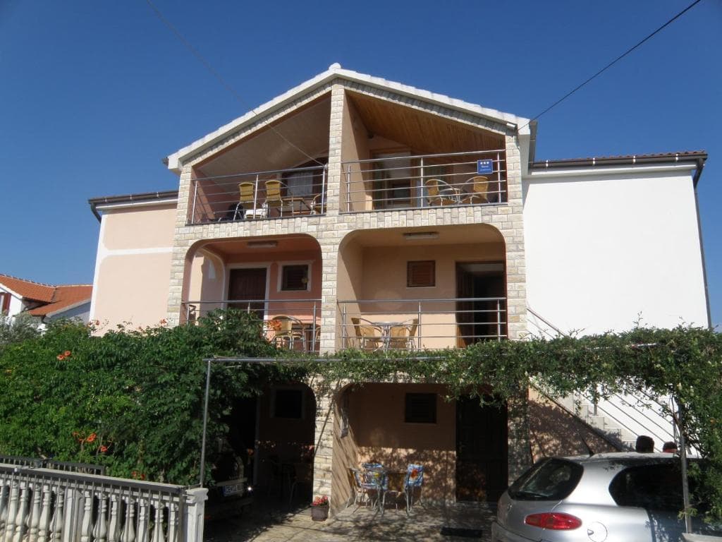 DiGallo Apartments — fasada s kamenim detaljima i balkonima