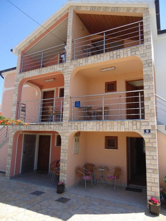 Kameni lukovi i balkoni na tri etaže