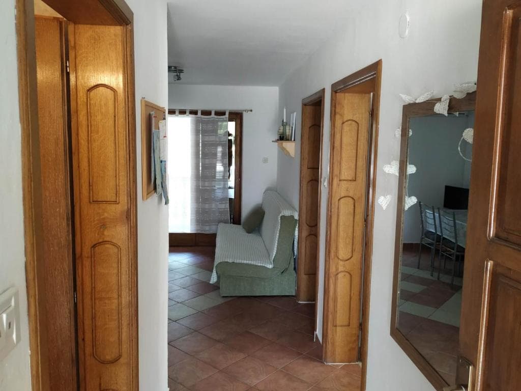 Hodnik apartmana s drvenim vratima