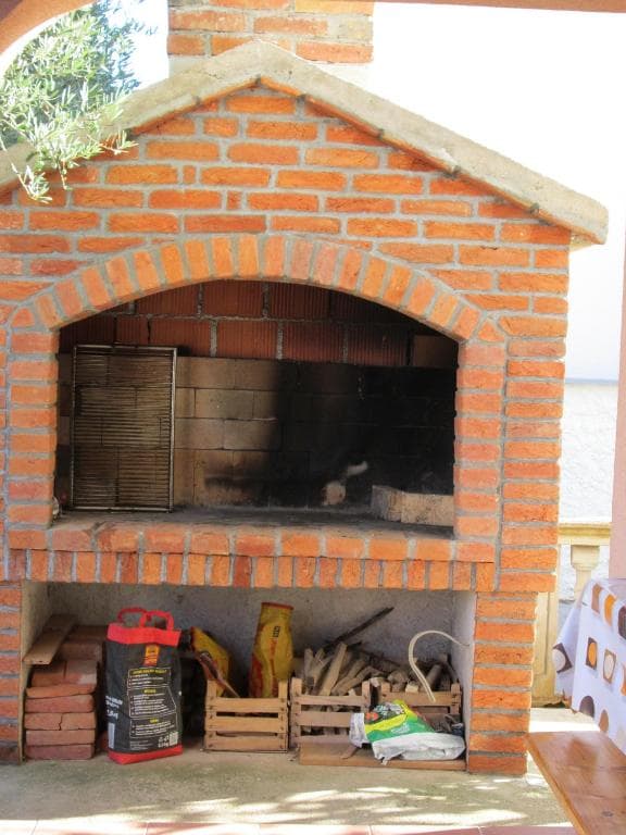 Zidani roštilj od cigle, spreman za ljetne večeri
