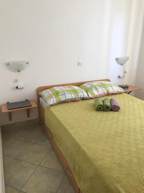 Spavaća soba s bračnim krevetom i ručnicima za goste